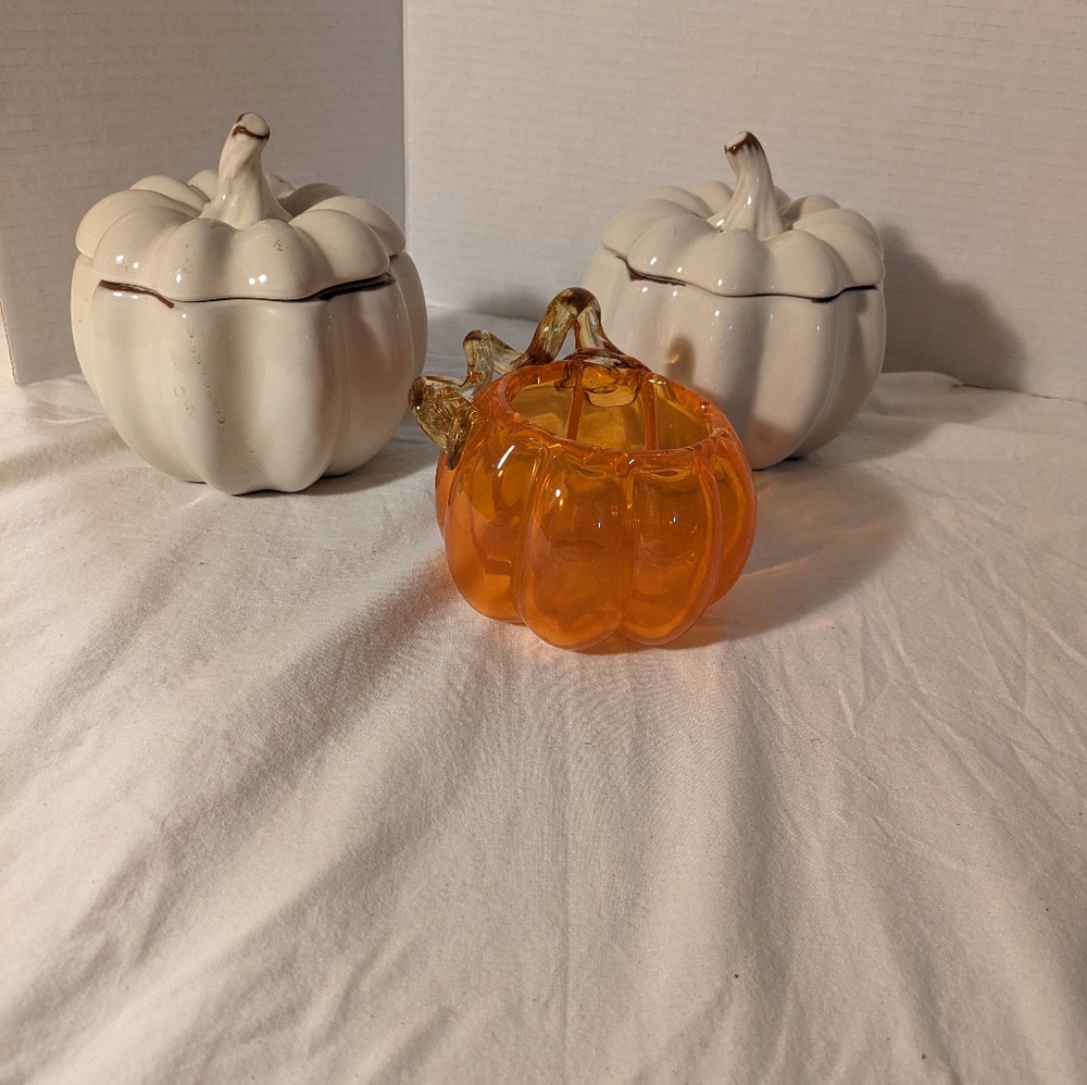 Fall pumpkins 2 off white ceramic with lids and 1 art glass orange pumpkin - Picture 2 of 9
